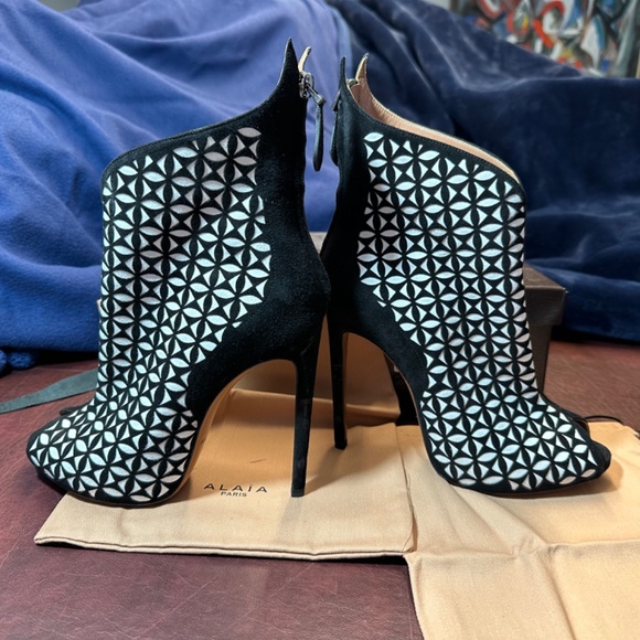 Alaia Black & White suede laser-cut; peep-toe booties, size 39 great condition! - Picture 5 of 14